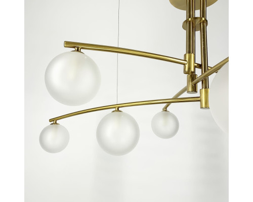 Aure - сучасна підвісна люстра в латунному каркасі