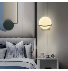 Мініатюрна модель бра з плафоном в корпусі латунь