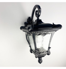 Ліхтар вуличний у каркасі чорного кольору