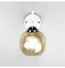 Бра з вимикачем в білому корпусі з янтарним плафоном