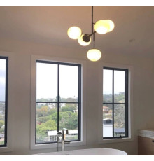 Люстра у каскадному каркасі чорного кольору з білими плафонами