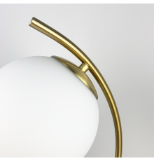 Настільний світильник з білим матовим плафоном