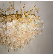 Люстра в золотистому корпусі з пластинами з комбінованого скла