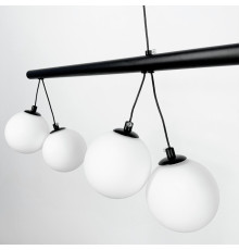 Видовжена чорна люстра з білими плафонами