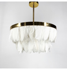 Дизайнерська люстра з білим натуральним пір'ям в золотому корпусі