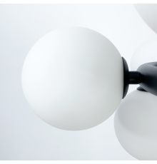 Світильник з білими плафонами-кулями різного діаметру