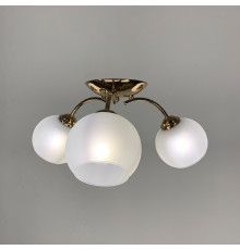 Стельова люстра в золотому корпусі на 3 плафони