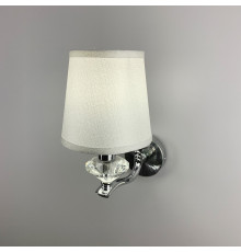 Бра з білим абажуром в хромовому корпусі