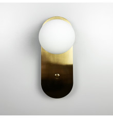 Бра з білим плафоном в латунному корпусі