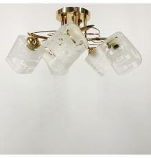 Люстра в золотому корпусі на 5 квадратних плафонів