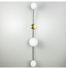 Бра у видовженому корпусі з білими плафонами-кульками