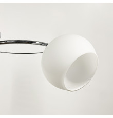 Срібна люстра на 3 білих плафони