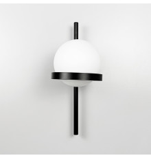 Бра з білим матовим плафоном в чорному корпусі