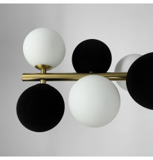 Видовжена латунна люстра HOLLY L з чорно-білими плафонами 100 см