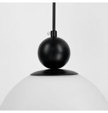 Світильник із білим плафоном та мініатюрною чорною кулькою