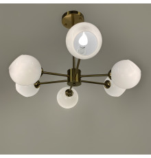 Люстра у латунному корпусі на 6 білих глянцевих плафонів