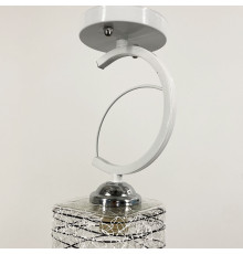 Світильник в білому корпусі на 1 плафон із чорно-білими візерунками