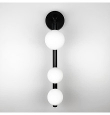 Настінний чорний світильник з 3 білими плафонами