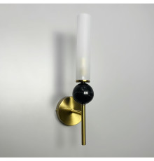 Латунне бра із матовим плафоном та мармуровою кулькою