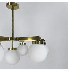 Латунна люстра на 7 білих плафонів Ø 60 см