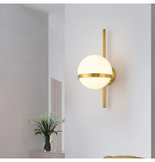 Бра з білим матовим плафоном в латунному корпусі 40х16 см