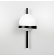 Бра з білим матовим плафоном в чорному корпусі 40х16 см