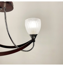 Стильна та виточнена люстра на 3 плафони