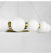Підвісна латунна люстра із білими кульками Ø 60 см
