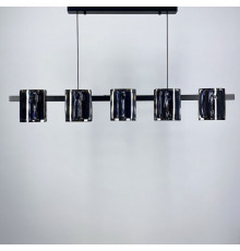 Видовжений підвісний світильник в чорному корпусі з чорними пластинами