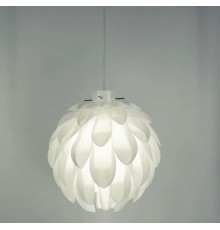 Декоративна люстра, що складається з пелюсток-пір’я з тонкого білого акрилу