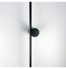 Лінійний настінний світильник у чорному каркасі