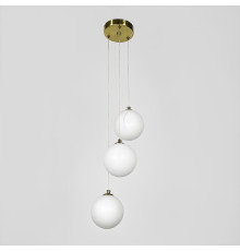 Люстра-пучок на 3 білих плафони у латунному корпусі