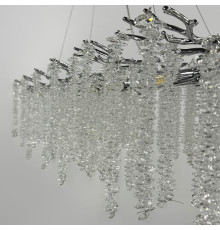 Видовжена вишукана срібна люстра із кришталевими підвісами у корпусі 100 см
