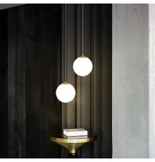 Підвіс з білим плафоном у латунному корпусі