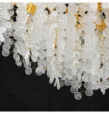 Золота люстра з білими підвісками у видовженому корпусі 120х60 см