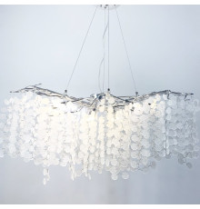 Срібна люстра з білими підвісками у видовженому корпусі 100х50см