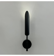 Бра в чорному корпусі з металевим видовженим плафоном