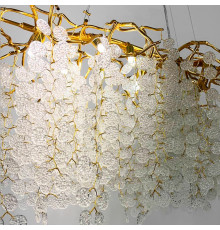 Люстра з білими підвісками у видовженому золотому корпусі 155х50 см