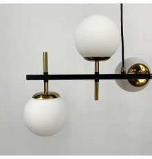 Люстра видовжена чорна із білими плафонами та латунними деталями 90х35 см