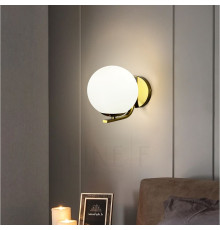 Бра з білим плафоном у латунному корпусі 15х24 см