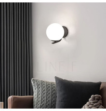 Бра з білим плафоном у чорному корпусі 15х24 см