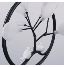 Світльник в чорному корпусі з парою білосніжних птахів