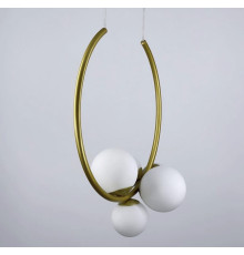 Підвісний світильник в золотому корпусі з білими плафонами