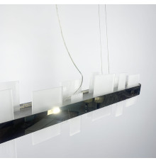 Стильна люстра у видовженому латунному корпусі