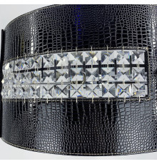 Сучасна модель з екошкіри та кришталевими камінчиками