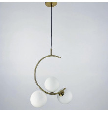 Світильник у формі півмісяця в латуні на 3 білих плафони